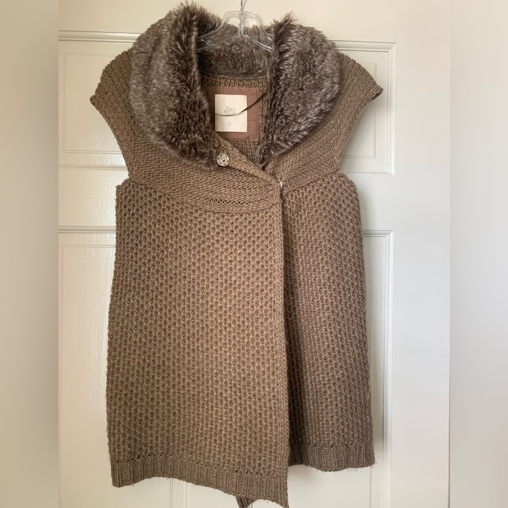 Zara brown sleeveless sweater with faux fur collar.